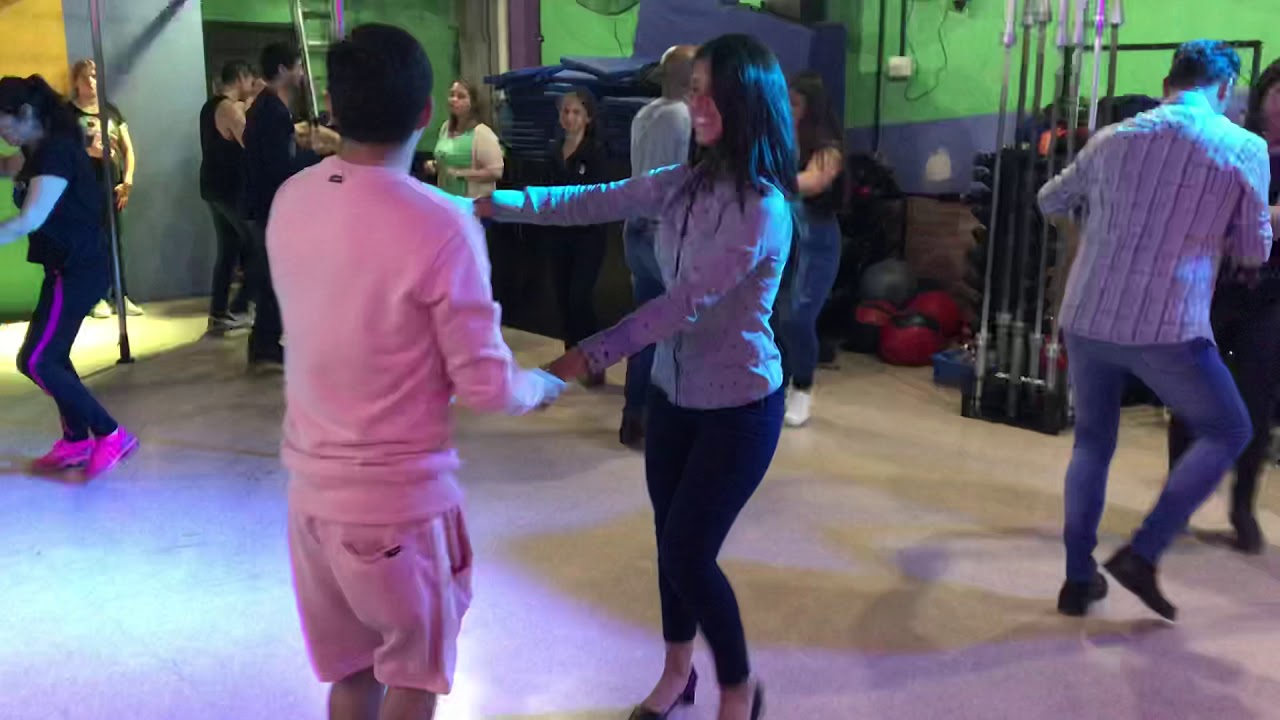 Bachata y Salsa - Interval Escuela de Fitness bailar salsa