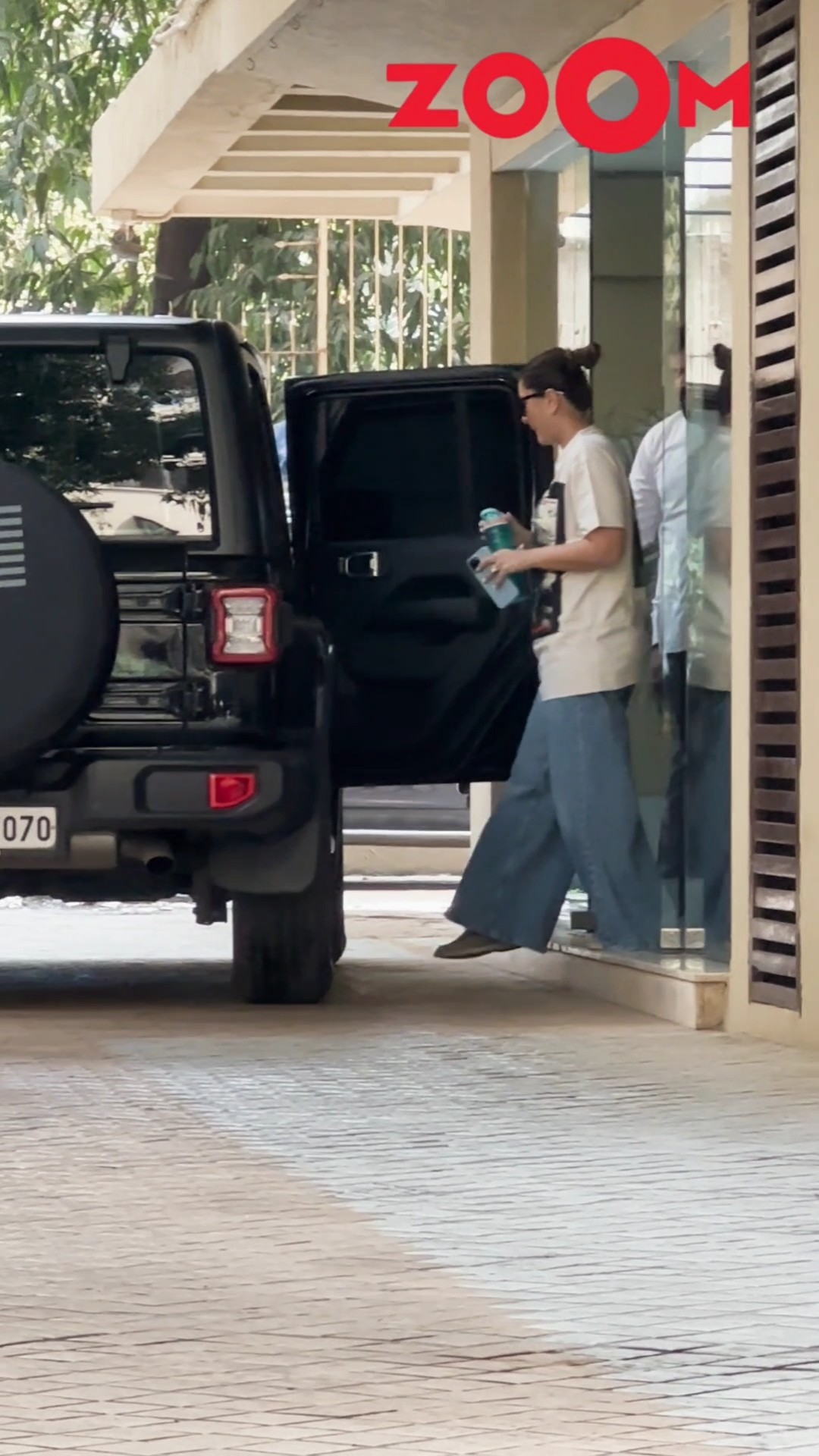 Kareena Kapoor Khan seen LEAVING from sis Karisma's house post Saif's tragic attack #shorts