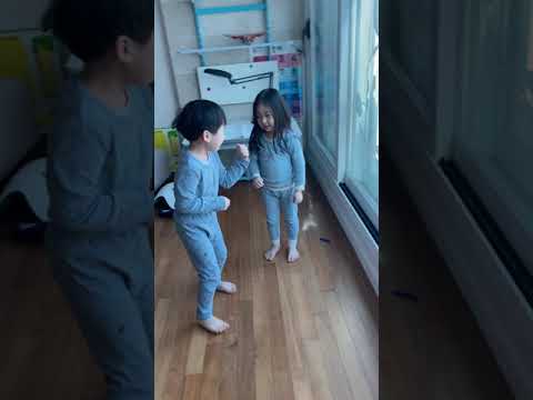 남매가 노는 법(불여자 편)-발꿈치들고 소리없이 뛰기 We are siblings.(남매 육아)