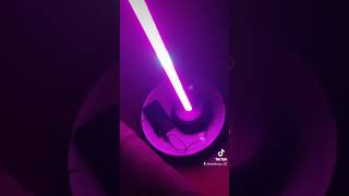 Світильник Light Stick Smart RGB катається на роботі пилососі.