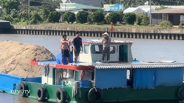 Sà lan mắc cạn tại cửa cống ngăn mặn