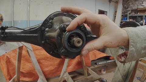 Replace the Pinion Oil Seal - Austin Healey Service Manual