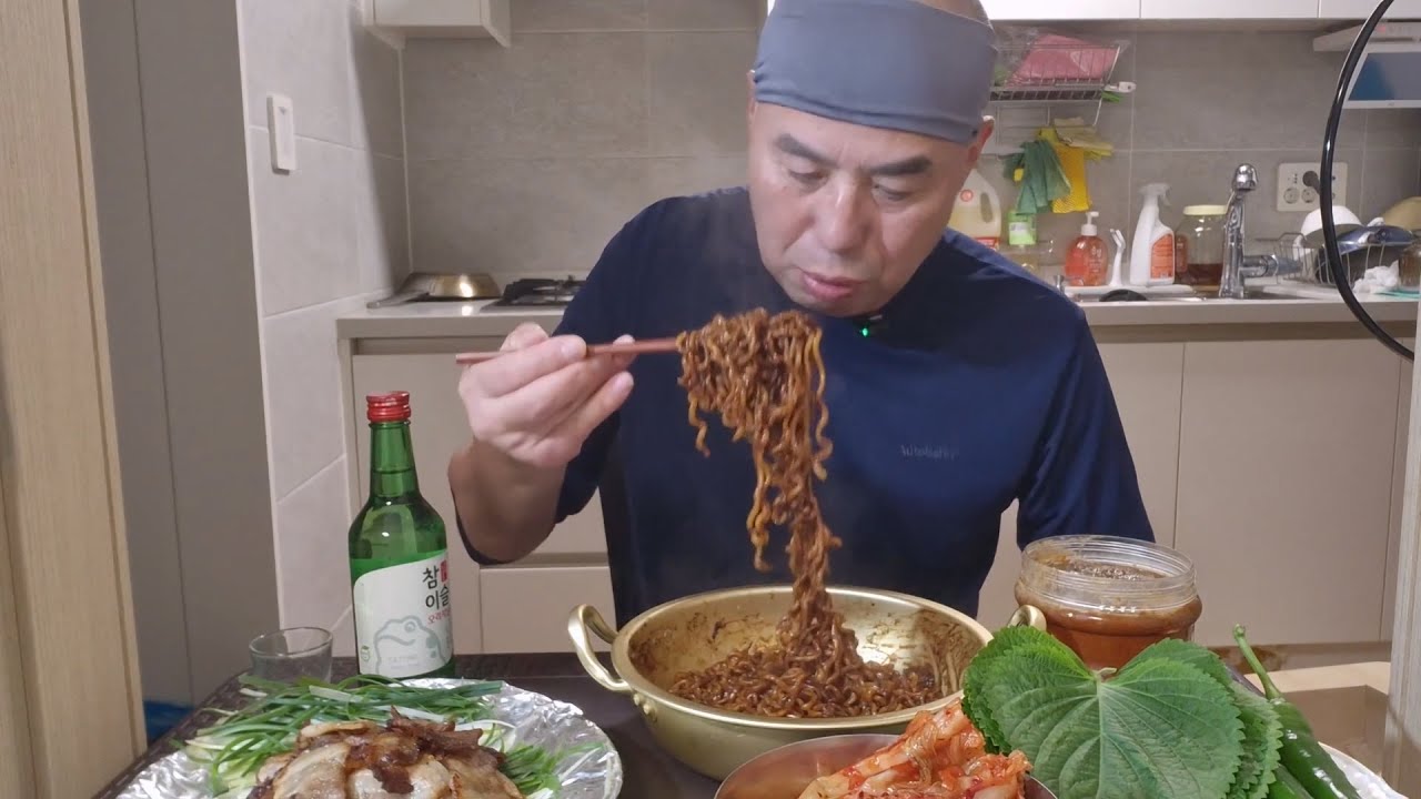 삼겹살에 소주 한사바리/깻잎쌈/갈치젓갈/짜장 라면