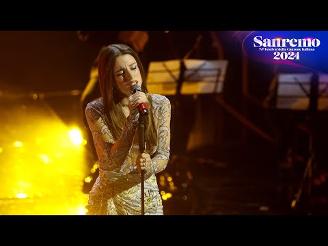 Sanremo 2024 - Angelina Mango con Il quartetto d'archi canta \