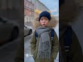 Маленький мальчик пошел на футбол