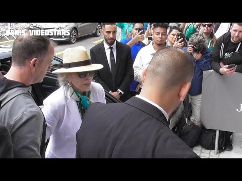 Faye Dunaway With Fans In Front Of Her Hotel Cannes 15 May 2024 Film Festival