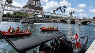 JO 2024 : répétition de la cérémonie d'ouverture: un convoi de bateaux vogue sur une Seine déserte