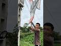 Trẻ trâu to gan thả diều vào cột điện