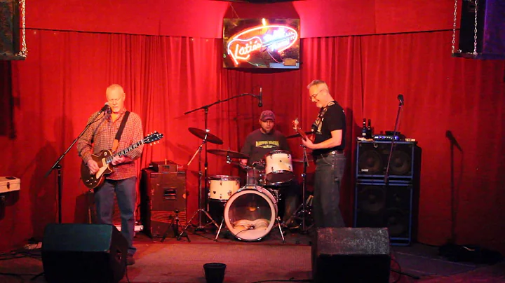 Donnie Simmons Performs at Katie's in Bailiff (1 o...