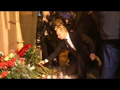 Владимир Путин возложил цветы у станции метро «Технологический институт»