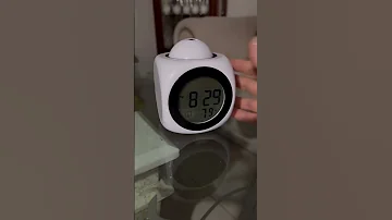 منبه ذكي يعرض الوقت والحرارة على الحائط 