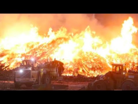 Storbrand på soptipp i Botkyrka - se elden från ovan