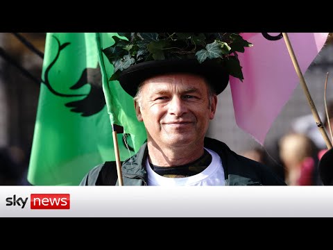 Chris Packham calls on Royal Family to rewild estates