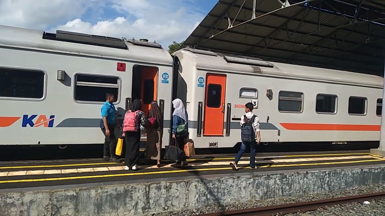 KA Joglosemarkerto berhenti di Stasiun Sumpiuh, disambut lagu Di Tepinya Sungai Serayu