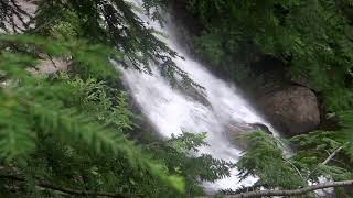 Mentahan Video Background Cinematic Air Terjun Mengalir