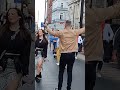 شعب ويلز ومشاركته التلقائية في حفله في الشارع Cardiff شعب ويلز ومشاركته التلقائية في حفله في الشارع Cardiff