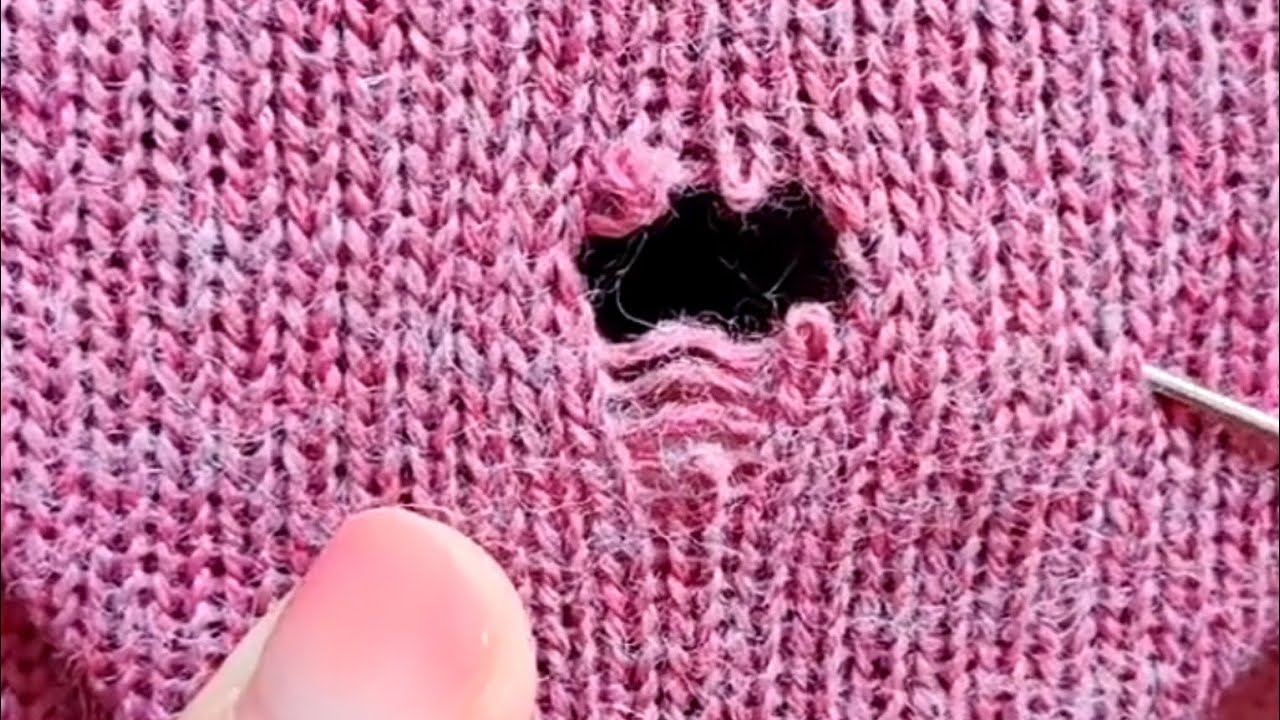 Sueter Roto How to Perfectly Repair a Ripped Hole in a Knitted Sweater at Home ...