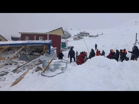 Лавина сошла на людей в Домбае. Видео с места схода лавины #3