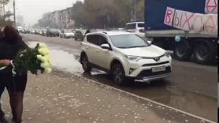 В Астрахани водитель фуры сделал предложение своей девушке