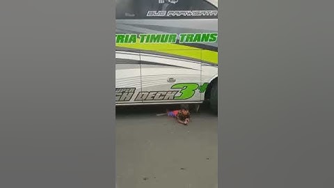 Pelajaran buat crew bus agar tdk ngasih stiker saat bis sedang jalan karena sangat berbahaya 🙏🏼🙏🏼