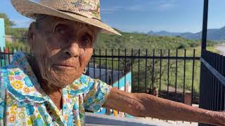 Doña Coyo y Don Pancho van a desayunar y mirar el rio después de ir a misa