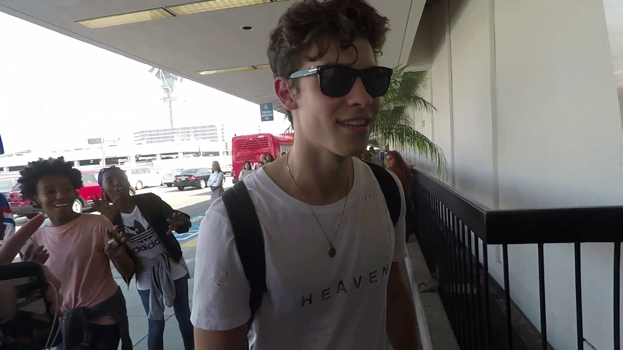 Fans Can T Believe They Re Seeing Shawn Mendes At Lax Youtube