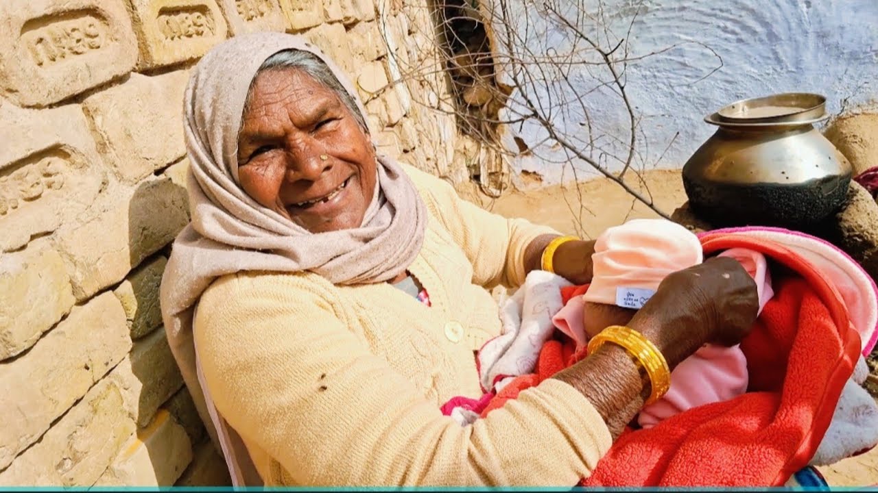 Dadi Maa Apne Padpote Ko Nahla Aayi Hai😍😍