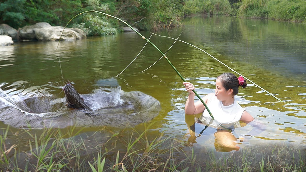 “The big fish suddenly bit the bait. Unbelievable with just a simple bamboo fishing rod!”