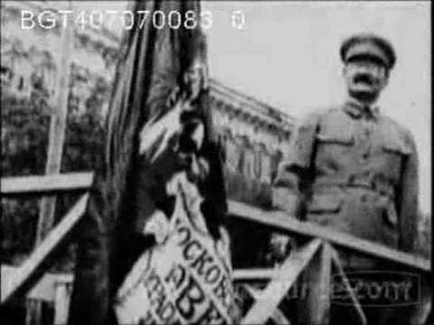Trotsky y otros soldados soviÃ©ticos desfilan en la plaza roja de Moscu.