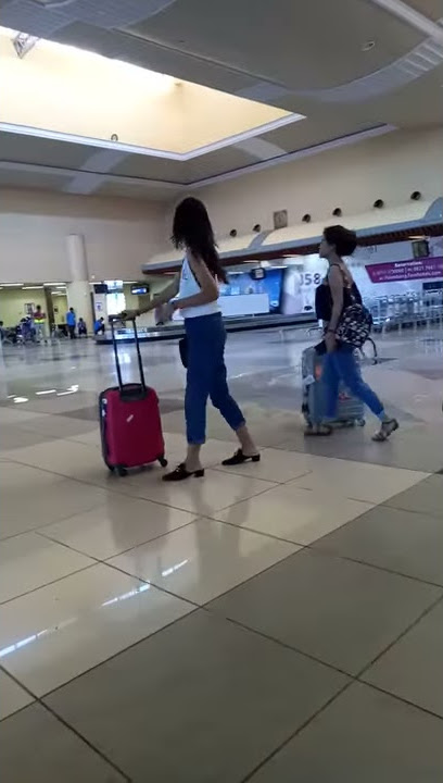 Cewek sexi pamer tubuh di bandara  18