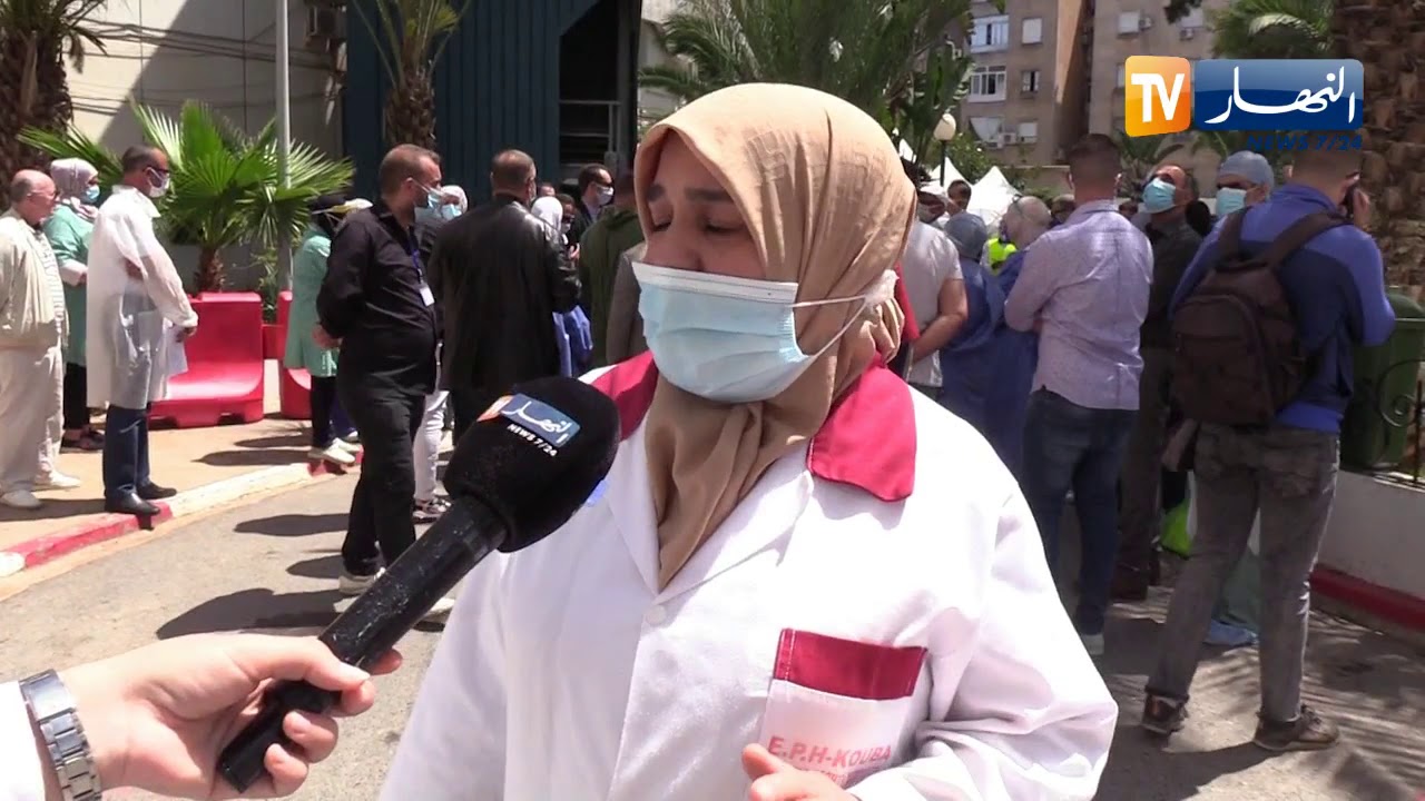 مجتمع: عمال النظافة بالمستشفيات .. تفان في العمل .. إحتكاك مباشر بالخطر