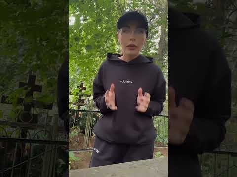 Чужие, заброшенные могилы.