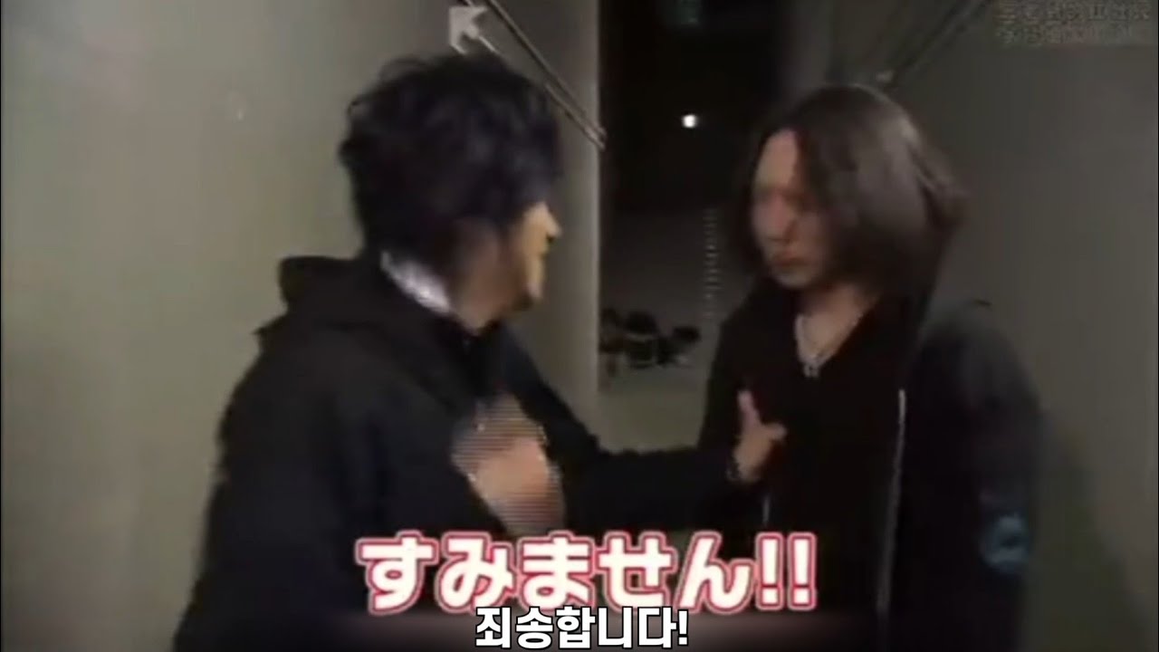 성우계의 뒷모습을 보여주는 유사 코지