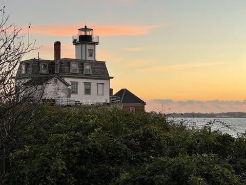 Video: Rose Island Lighthouse: Overnatning i Newport, RI