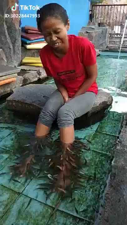 Mau ketawa takut dosa!!! Kaki di gigit ikan