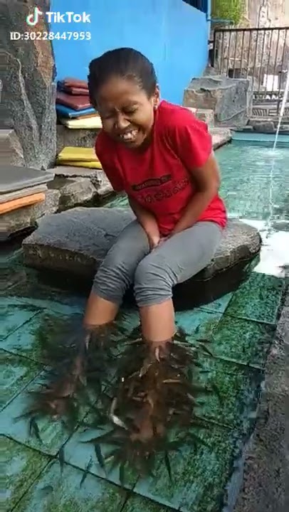 Mau ketawa takut dosa!!! Kaki di gigit ikan