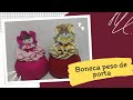 Boneca peso de porta com o corpo feito de tampinha, vem aprender é fácil