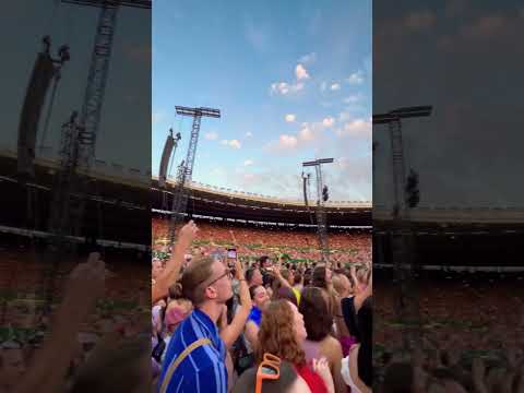 Crowd singing 'Bohemian