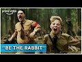 "WEES HET KONIJN!" | Jojo the Rabbit | Amazon Prime Video NL