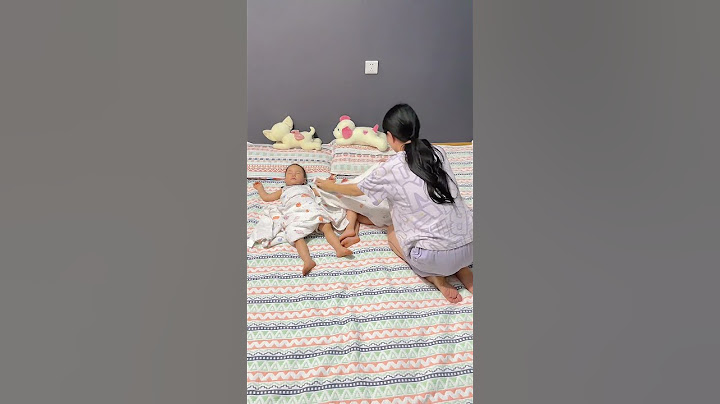 一个人带娃本就是违背人性的，因为没有人可以24小时保持激情，崩溃与自愈已成每日常态。谁都说照顾孩子应该耐心一点，要做一个情绪稳定的妈妈。但当你经历一个人抱娃做饭、抱娃上厕所、一个人熬夜、一个人喂奶、