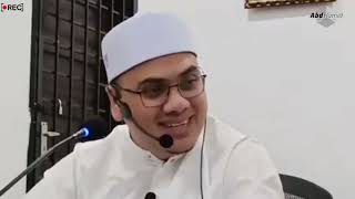 Ular qorni ustida yotib, suratlarda dumbalarini ko‘rsatishadi.