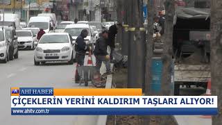 Çi̇çekleri̇n Yeri̇ni̇ Kaldirim Taşlari Aliyor