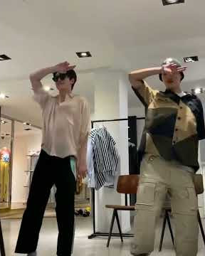 Sehun and Kai dancing to LOVE SHOT ❤️