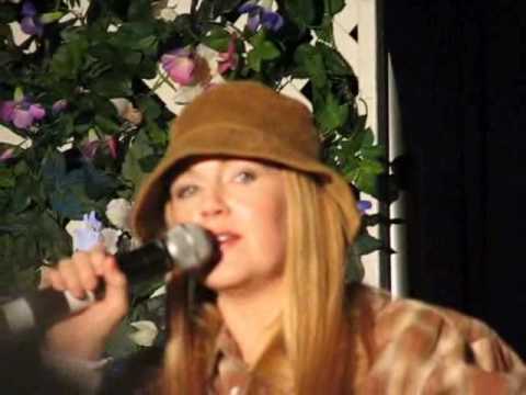 Renee O'Connor Photo 7