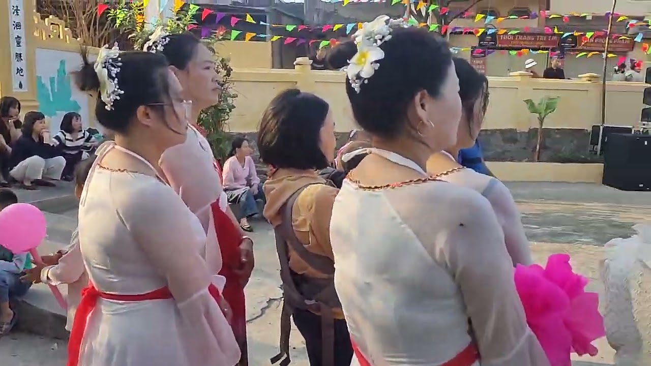 Lê Hội Văn Sac Mau Huy 2026