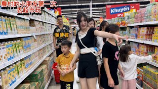 帶小花小米的弟弟妹妹去老街最大超市玩，今年的暑假讓她們永遠不會忘。