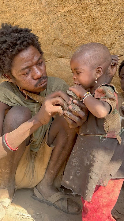 Tsipiti choose to eat with her father🥰❤️ #hadzabetribe #food #africafood #shortsfeed