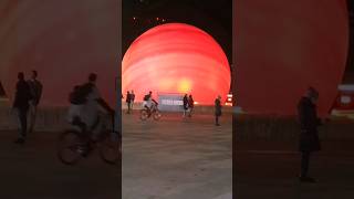 🎑 Una Luna Gigante Rossa Atterra a Milano per la Promozione del Film REBEL MOON