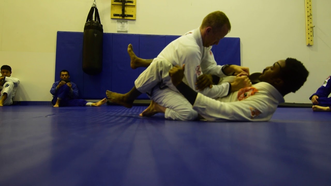 How to break the posture from closed guard using only the legs - YouTube