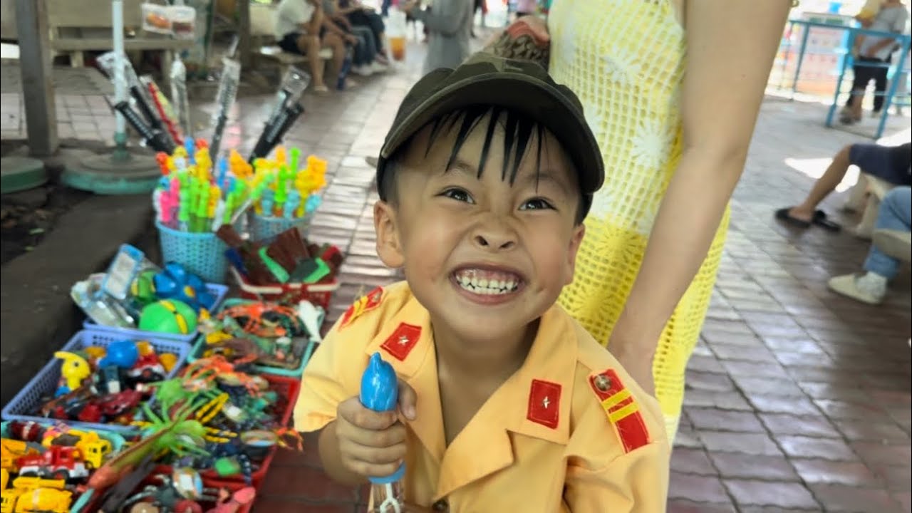 Chuột Chạy Lại Xin Tiền Mua Đồ Chơi Trong Sở Thú #ngocdieumientay #chuotchaylaixitienmemuadochoi